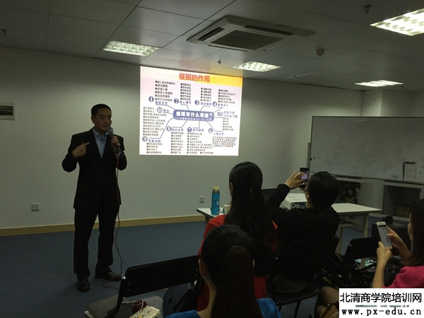 郭敬峰老师讲课催眠的作用-600.jpg