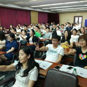 2016年7月2日,杨楠老师应邀来到某中行讲授《压力缓解与情 2016年7月2日,杨楠老师应邀来到某中行讲授《压力缓解与情
