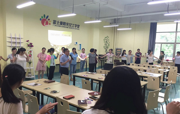 1.郭敬峰老师富士康授课-做暖场小游-600.jpg